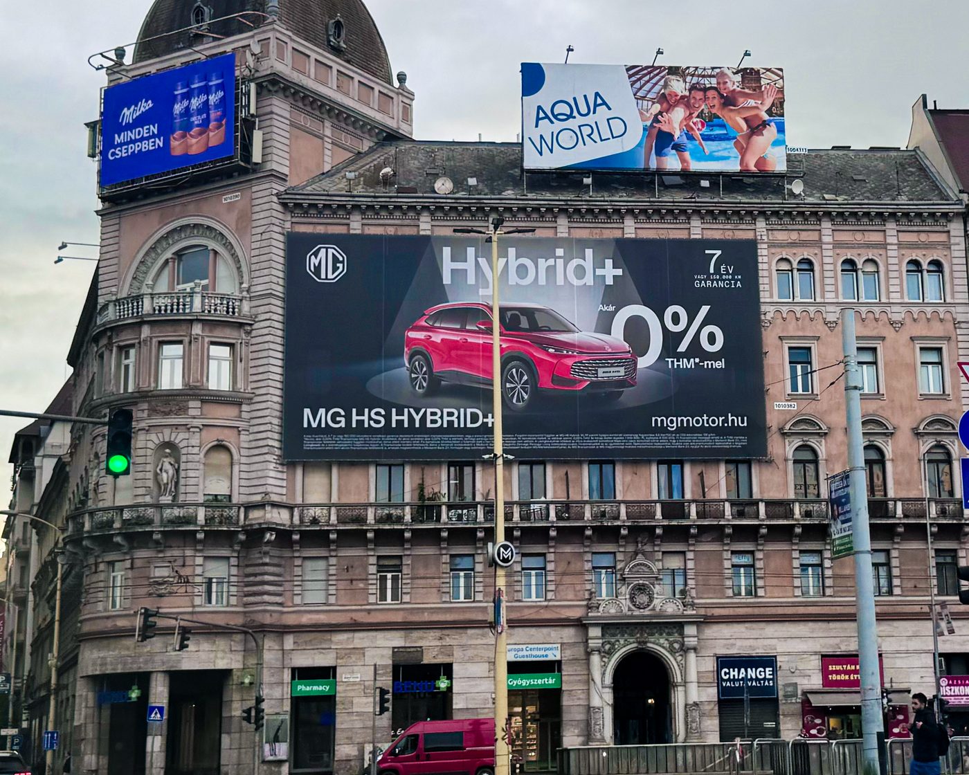 MG HS Hybrid+ building wrap, Budapest